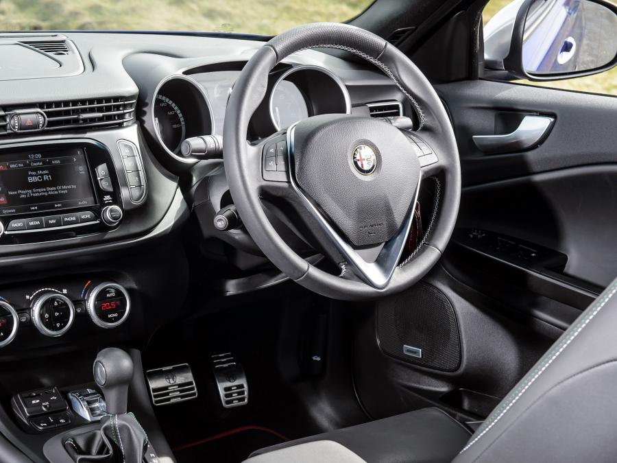 Интерьер Alfa Romeo Giulietta Sportiva (940) 2014 года  (UK) (фото 44 из 48)